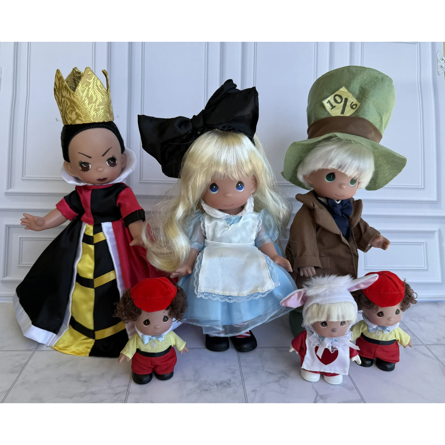 Alice in Wonderland dolls set